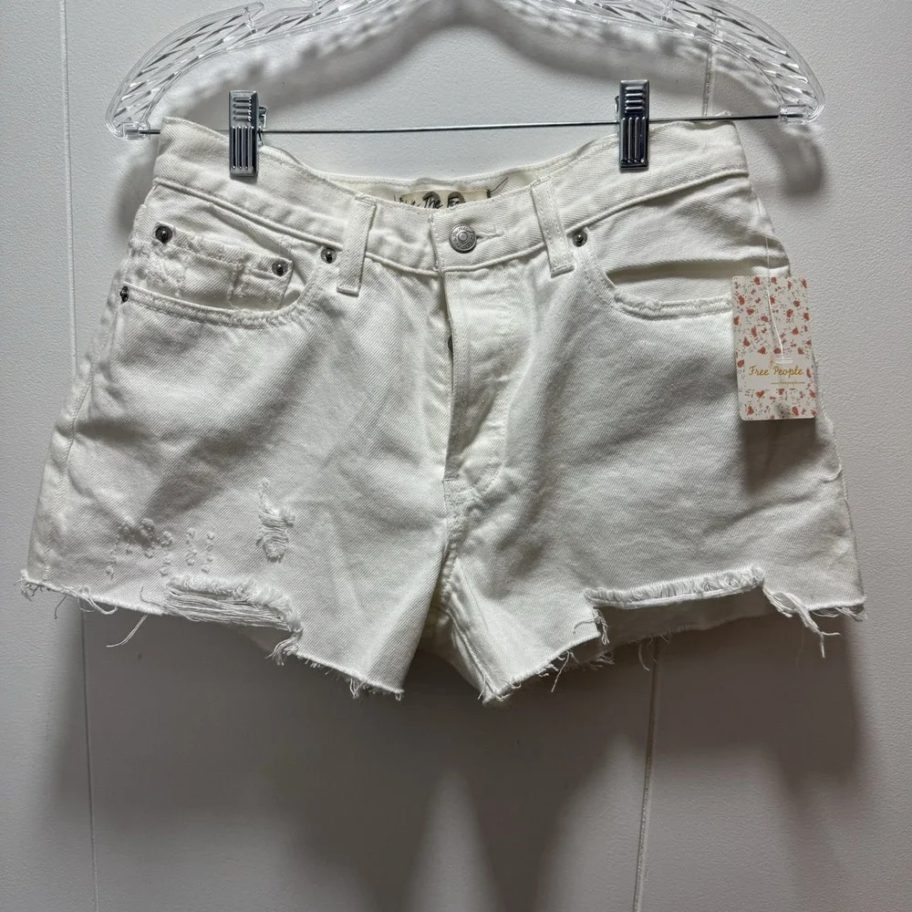 Free People Sofia‎ White Out Distressed Shorts Via Women's Size 28 NEW WITH TAGS
